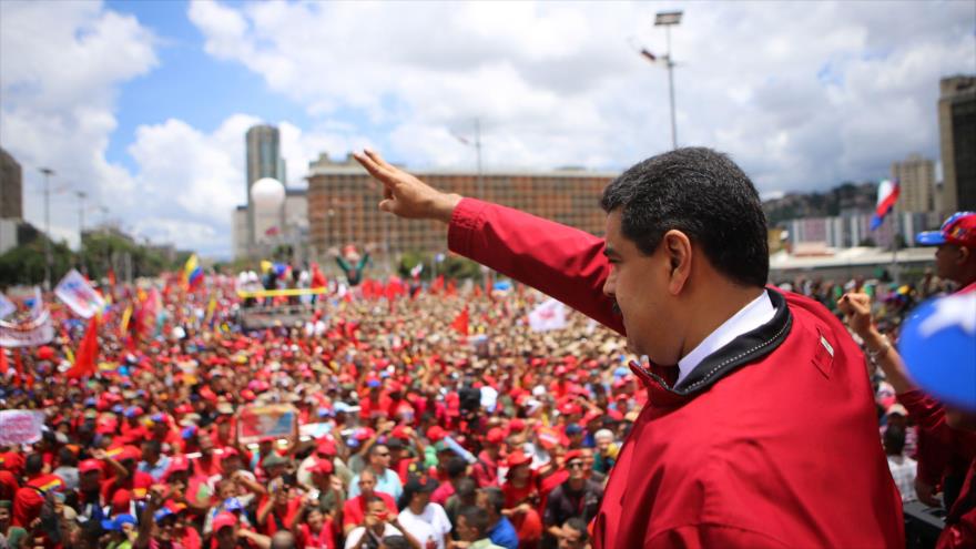 El presidente de Venezuela, Nicolás Maduro, se dirige hacia una manifestación chavista en la capitalina ciudad de Caracas. 