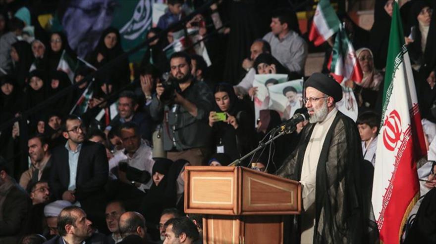 El candidato principalista en las elecciones de Irán Seyed Ebrahim Raisi ofrece un discurso en su primer mitin en Teherán (capital), 29 de abril de 2017.