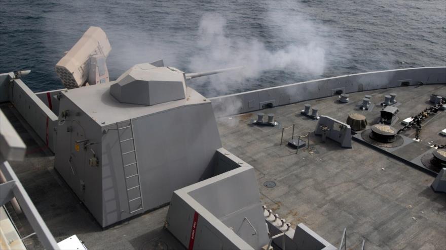 El buque anfibio LPD-18 USS New Orleans realiza una maniobra con cañones de 46 y 30 milímetros.