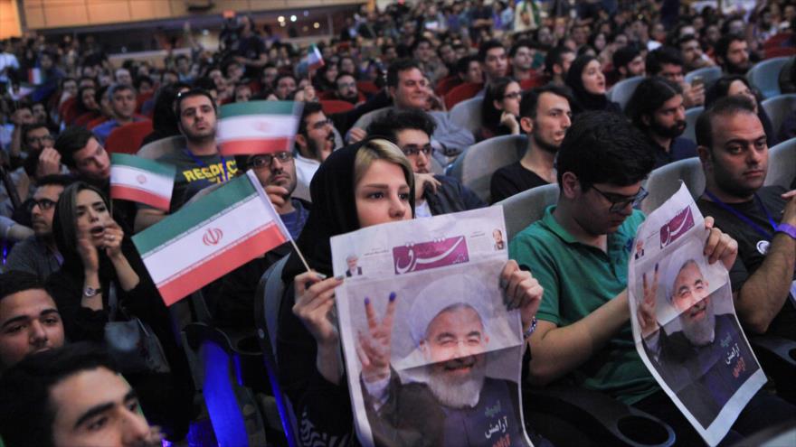 Cientos de estudiantes y jóvenes participaron en Teherán, capital de Irán, en una conferencia para dar apoyo al candidato Hasan Rohani, 29 de abril de 2017.