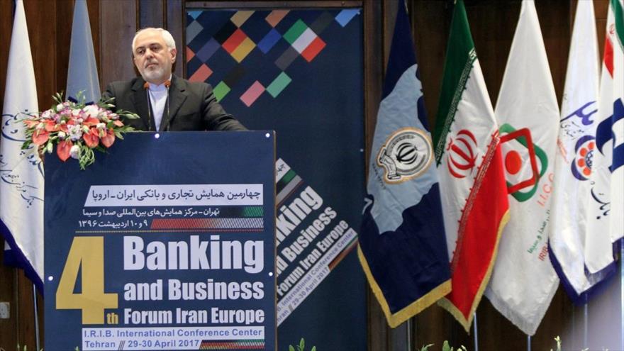 El canciller iraní, Mohamad Yavad Zarif, ofrece un discurso en el IV Foro Bancario y Empresarial Irán-Europa, celebrado en Teherán, la capital persa, 29 de abril de 2017.