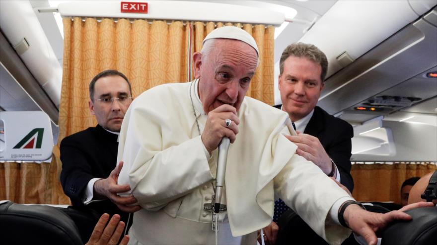 El papa Francisco habla a la prensa en su avión que lo retorna al Vaticano desde Egipto, 29 de abril de 2017.