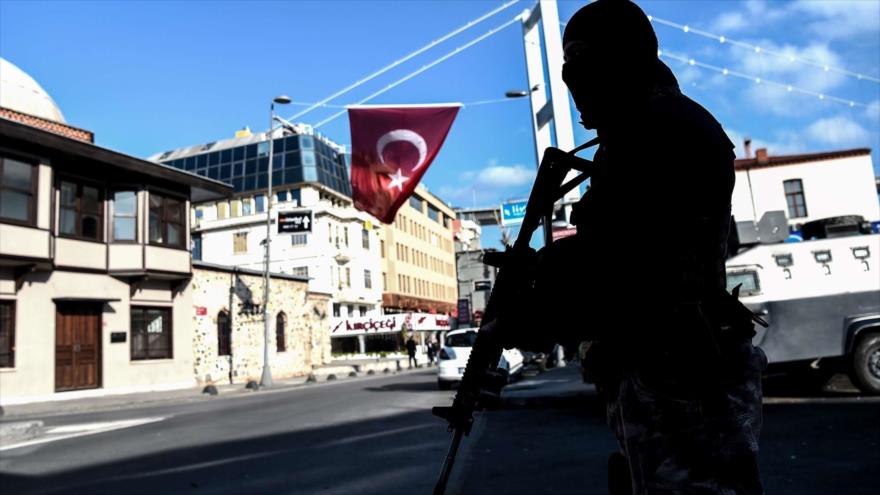 Efectivos de la Policía turca revisan un barrio de Estambul.