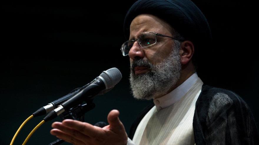 El candidato a las elecciones presidenciales de Irán, Ebrahim Raisi, pronuncia un discurso ante un grupo de sus simpatizantes en Qazvin, 30 de abril de 2017.
