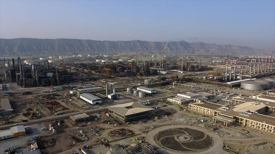 Vista panorámica de la refinería iraní Setare Jaliy-e Fars (Estrella del Golfo Pérsico), en Bandar Abás (sur), la mayor del suroeste de Asia.