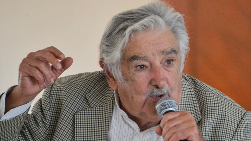 El expresidente uruguayo José Mujica habla durante una conversación antes de la instalación del Comité Internacional de Dignatarios para monitorear, promover y verificar la implementación de acuerdos de paz en Colombia, 30 de marzo de 2017.