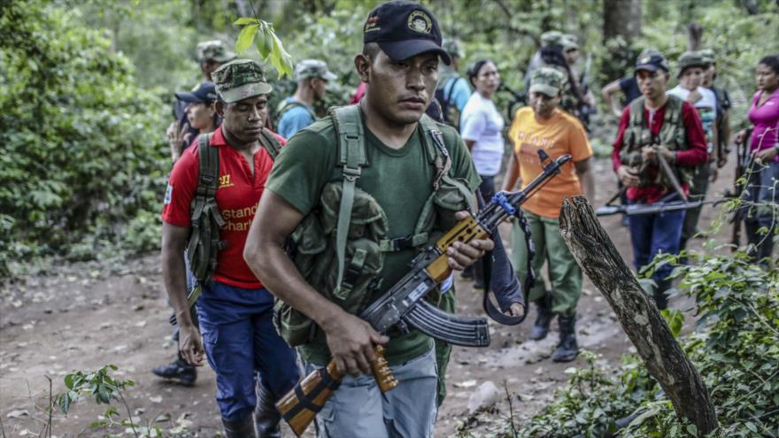 Las guerrillas de las FARC marchan en columna hacia el campamento en Pondores, departamento de La Guajira, Colombia, 3 de abril de 2017.