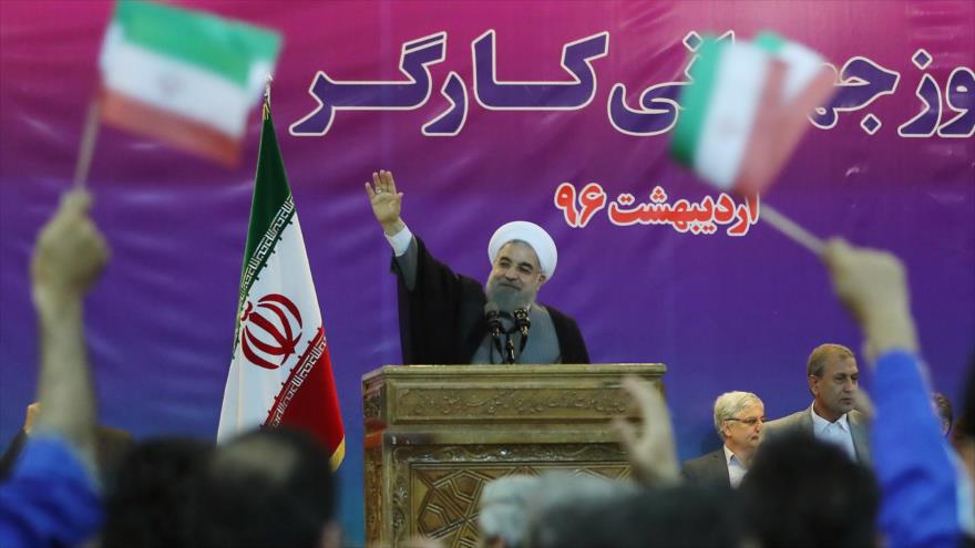 Hasan Rohani, presidente iraní y candidato a la reelección, en un encuentro con un grupo de trabajadores iraníes con motivo del Día Internacional de los Trabajadores, 1 de mayo de 2017.
