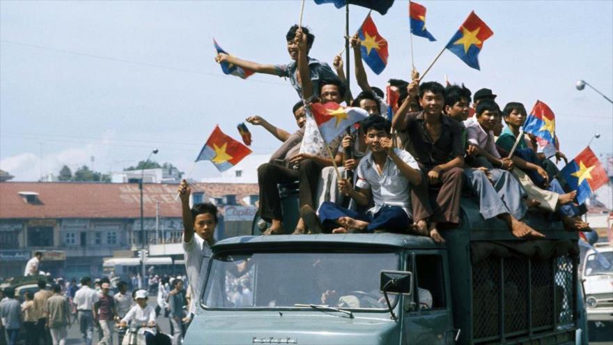 Vietnamitas celebran la retirada de las fuerzas de Estados Estados de su país, el 30 de diciembre de1975, tras una sangrienta guerra que duró 19 años, 5 meses y 29 días.