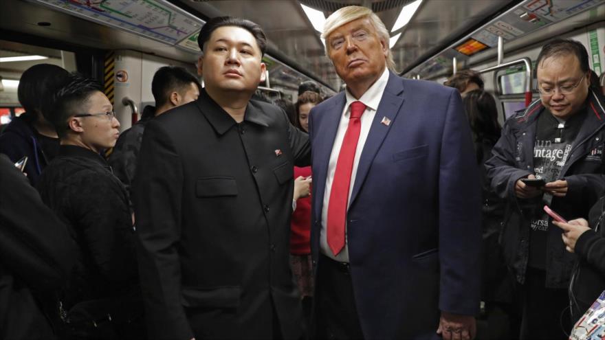 Dos imitadores que prefieren no dar sus apellidos pero sí sus nombres: Howard es el líder de Corea del Norte, Kim Jong-un (izda.), y Dennis es el presidente de Estados Unidos, Donald Trump .