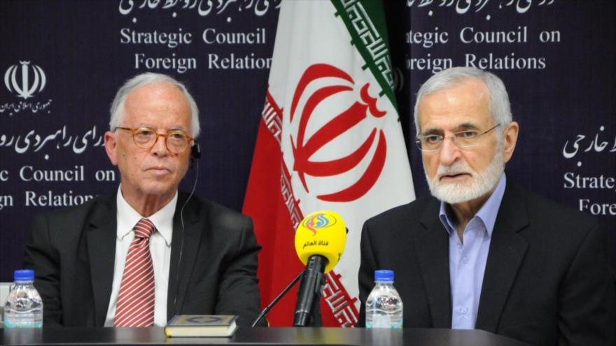 El presidente del Consejo Estratégico de la Diplomacia de Irán, Seyed Kamal Jarazi (drcha.), y el exministro de Defensa austríaco Werner Fasslabend, 1 de mayo de 2017.