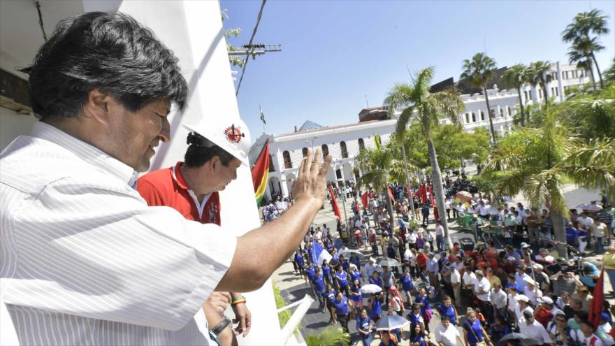 El presidente boliviano, Evo Morales, saluda a los asistentes de una multitudinaria marcha obrera en homenaje al Día Internacional del Trabajador celebrada en la ciudad de Santa Cruz, 1 de mayo de 2017.
