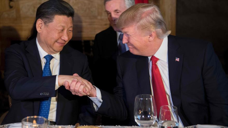 El presidente chino, Xi Jinping (izda.), y su par estadounidense, Donald Trump, se dan la mano durante la cena celebrada en Mar-a-Lago, situada en Florida (sureste de EE.UU.), 6 de abril de 2017.