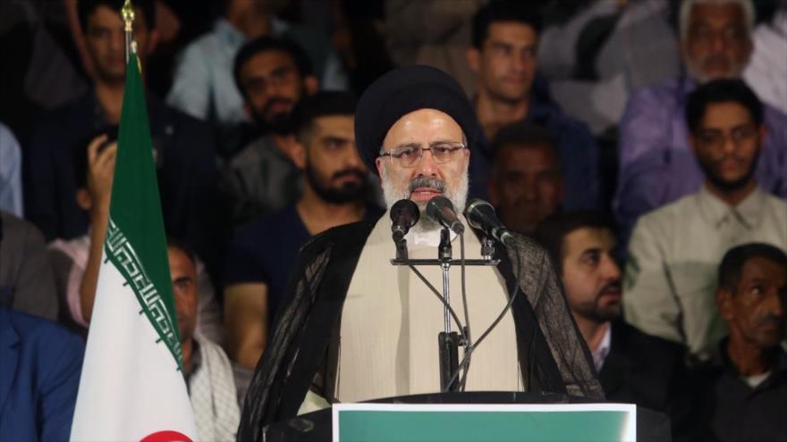 El candidato a las presidenciales de Irán, Seyed Ebrahim Raisi, ofrece un discurso en un acto de campaña en Bandar Abás, sur de Irán, 1 de mayo de 2017.