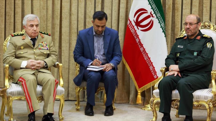 El ministro de Defensa de Irán, Husein Dehqan (dcha.), durante una reunión con el jefe del Estado Mayor del Ejército de Siria, el general Ali Abdolá Ayub (izda.), en Teherán (capital iraní), 2 de mayo de 2017.