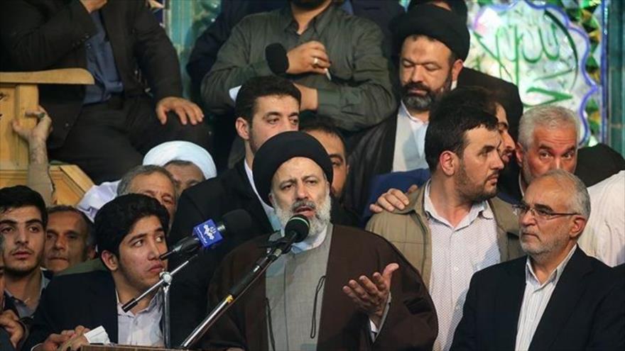 El candidato a las presidenciales de Irán Seyed Ebrahim Raisi ofrece un discurso en ‎un acto de campaña en Kermanshah, oeste de Irán, 2 de mayo de 2017.‎