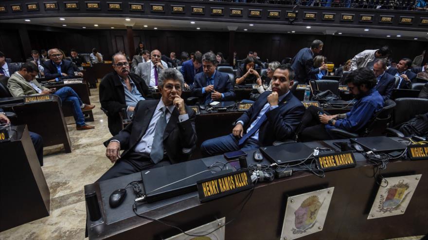 Diputados opositores venezolanos asisten a una sesión del Parlamento en Caracas (capital), 18 de abril de 2017.