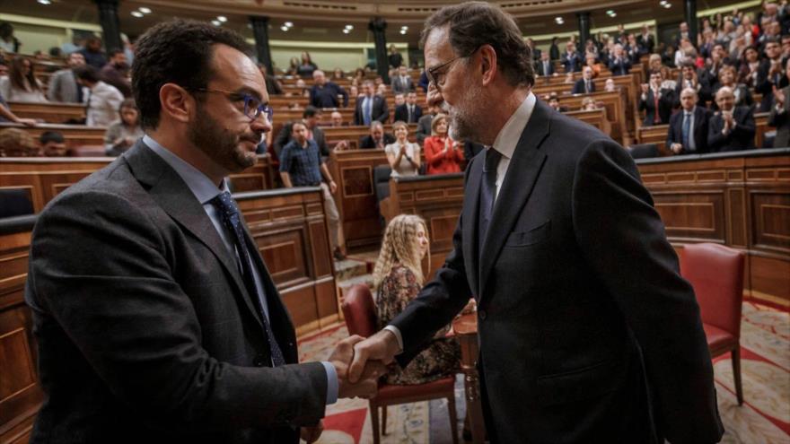 El portavoz del PSOE, Antonio Hernando (izda.), se da la mano con el presidente del Gobierno español, Mariano Rajoy, durante una sesión de investidura en el Congreso, 29 de octubre de 2017.