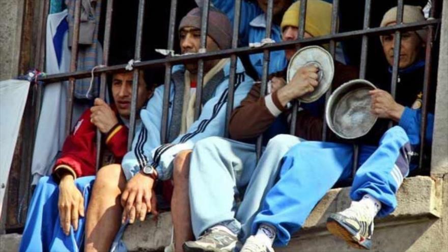 Presos argentinos miran desde una ventana de la cárcel de Devoto, en la provincia de Buenos Aires, capital de Argentina.