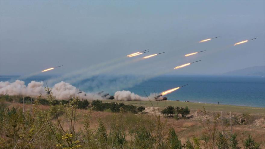 Una imagen, publicada el 26 de abril de 2017 por la agencia norcoreana KCNA, muestra el momento del lanzamiento de varios misiles por parte de Pyongyang.