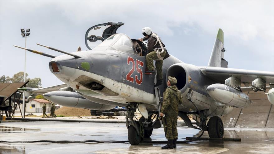 Cazabombardero ruso Sujoi Su-25 en la base aérea Hmeimim en la provincia siria de Latakia, 16 de marzo de 2016.