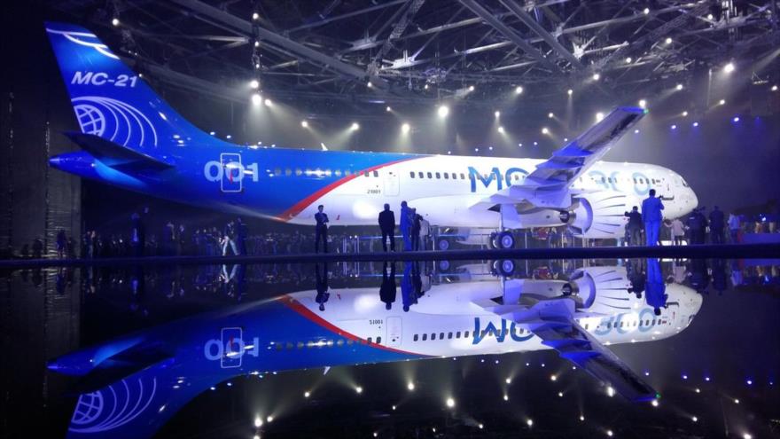 Presentan el avión de pasajeros ruso MS-21.