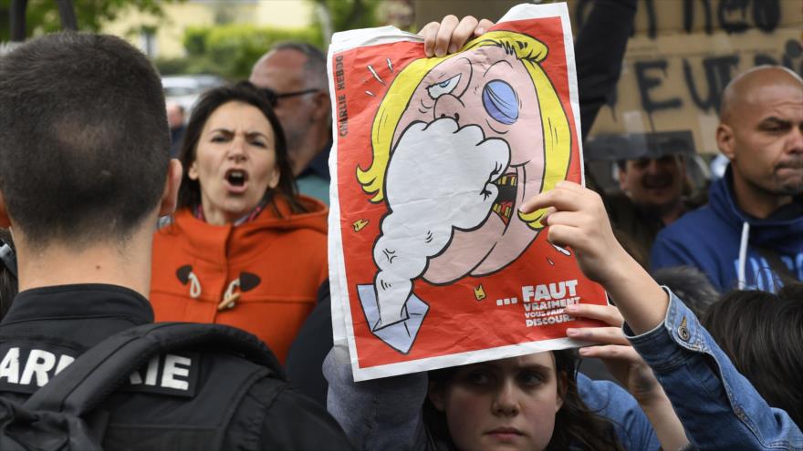 Video: Le Pen es recibida con huevos en Bretaña