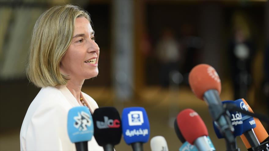 La Alta Representante de Política Exterior de la Unión Europea, Federica Mogherini, comparece ante periodistas en Bruselas, 29 de abril de 2017.