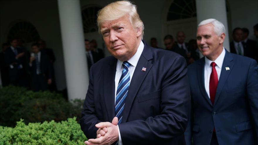 El presidente de Estados Unidos, Donald Trump, y el vicepresidente Mike Pence, caminan hasta el Jardín de las Rosas de la Casa Blanca, Washington, 4 de mayo de 2017.