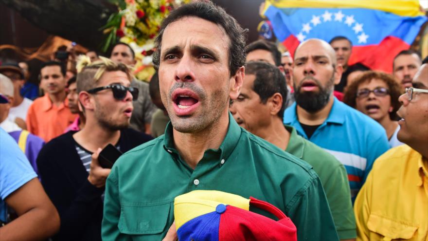 El líder opositor Henrique Capriles durante una protesta contra el presidente de Venezuela, Nicolás Maduro, en Caracas, 27 de abril de 2017.