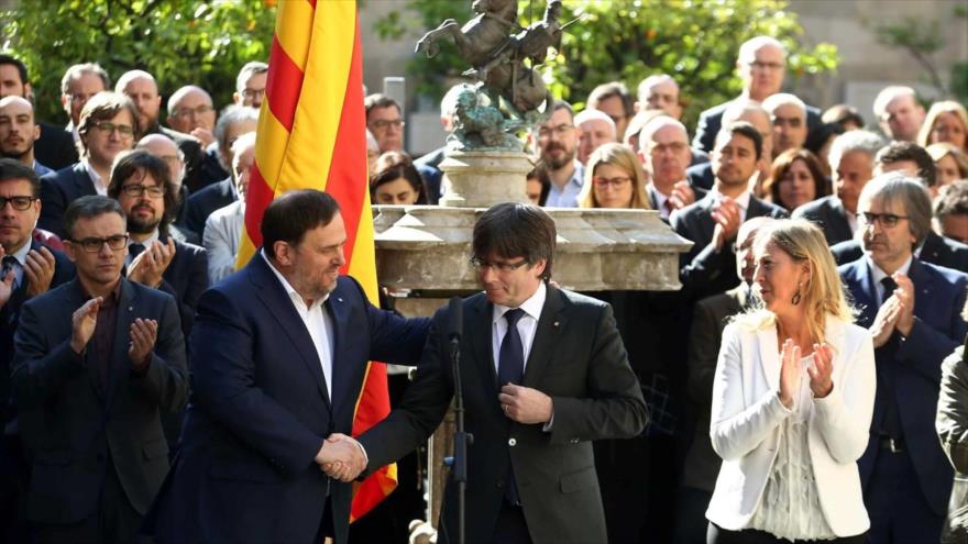 El presidente de la Generalitat, Carles Puigdemont y la asesora de la Presidencia, Neus Munté, aplauden en un acto organizado por el gobierno catalán, Barcelona, 21 de abril de 2017.