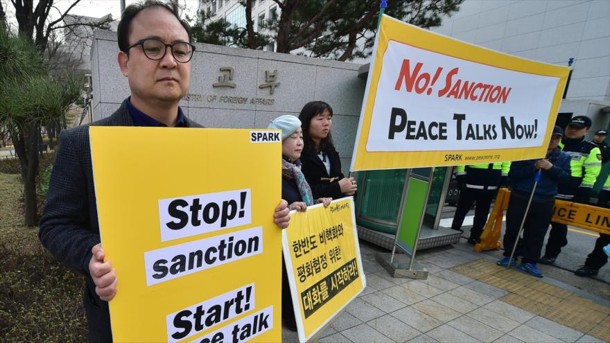 Activistas frente a la Cancillería de Corea del Sur repudian las sanciones impuestas a Corea del Norte. Seúl, 21 de marzo de 2016