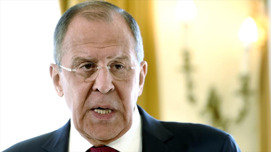 El canciller ruso, Serguei Lavrov, ofrece una conferencia de prensa tras reunirse con su par finlandés, Timo Soini, en Porvoo (Finlandia), 4 de mayo de 2017.
