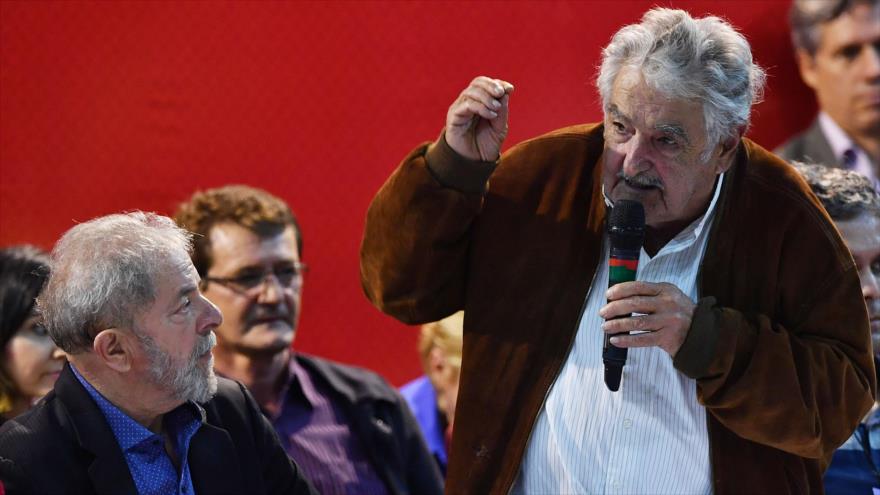 Lula da Silva (izda.) y José Mujica en un congreso regional del PT en la ciudad brasileña de Sao Paulo, 5 de mayo de 2017.