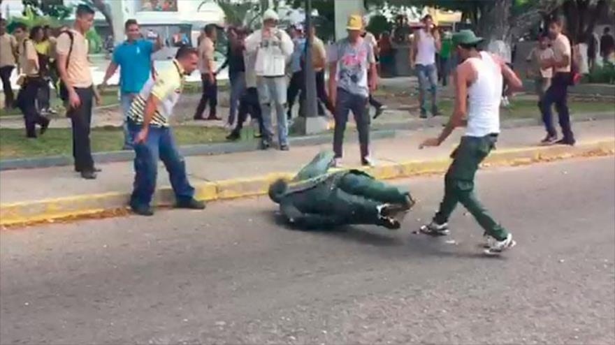Opositores derriban y destruyen estatua de Chávez en Venezuela