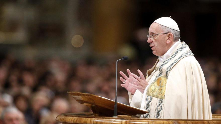 El papa Francisco habla en un encuentro con empresarios en el Vaticano, 27 de febrero de 2017.