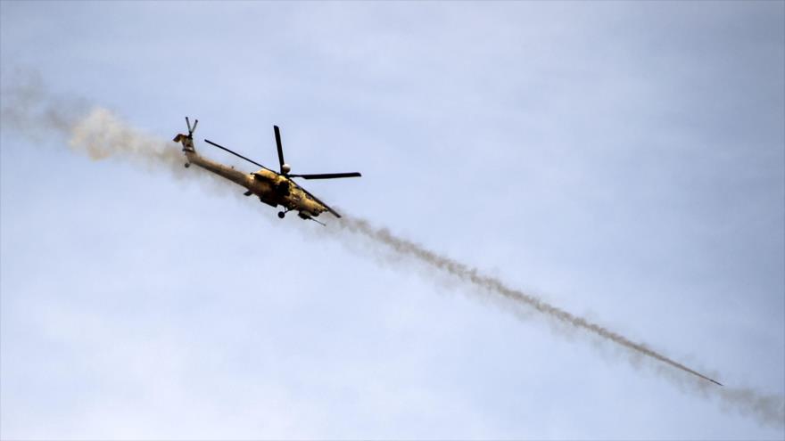 Un helicóptero de ataque Mil Mi-28, de producción rusa, de la División de Respuesta de Emergencia (ERD) del Ejército iraquí dispara sus misiles en zonas al oeste de Mosul, 6 de mayo de 2017.