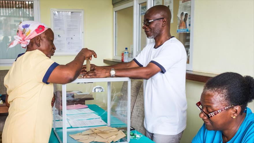 Una mujer deposita su voto durante la segunda vuelta de la elección presidencial francesa en una mesa de votación en el Ayuntamiento de Iracoubo, la Guayana Francesa, 6 de mayo de 2017.