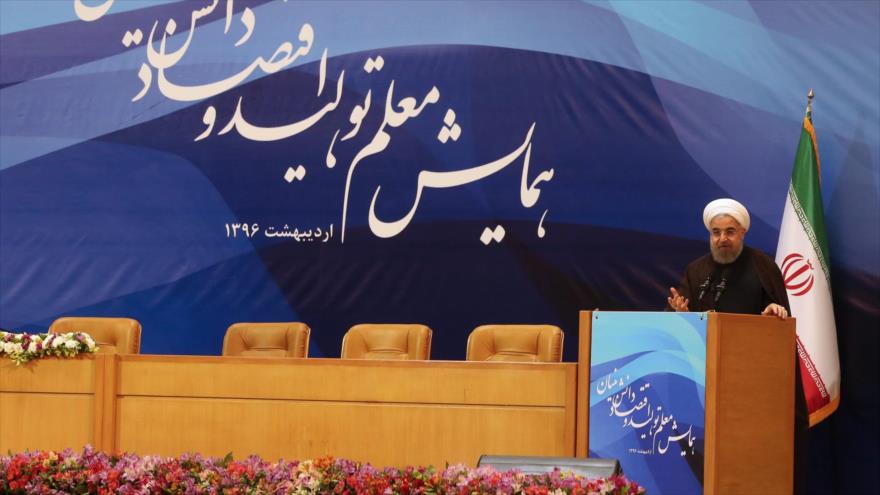 El presidente de Irán, Hasan Rohani, habla durante un acto para conmemorar la Semana del Maestro en Teherán, 6 de mayo de 2017.