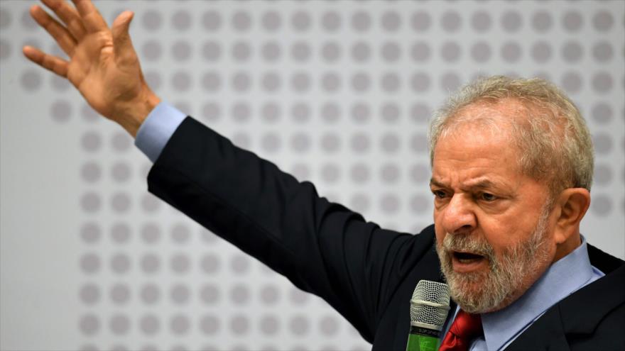 El expresidente brasileño Luiz Inácio Lula da Silva pronuncia un discurso durante un seminario en Brasilia, la capital, 24 de abril de 2017.