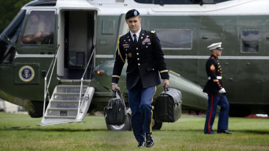 Un asistente militar lleva la pelota nuclear del presidente de EE.UU.