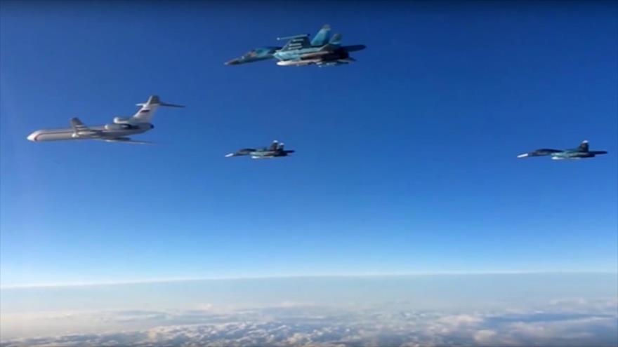 Cazas rusos vuelan sobre una localización desconocida en su trayecto desde la base aérea de Hmeimim en Siria a sus bases permanentes en Rusia.