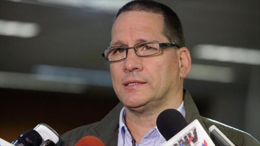 El ministro para el Comercio Exterior e Inversión Internacional de Venezuela, Jesús Faría, habla con la prensa.