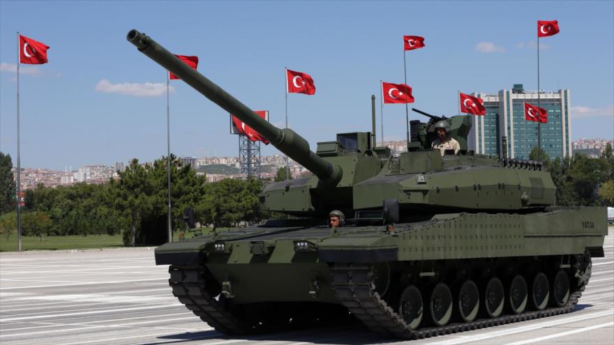 La industria militar turca expone un nuevo tanque.