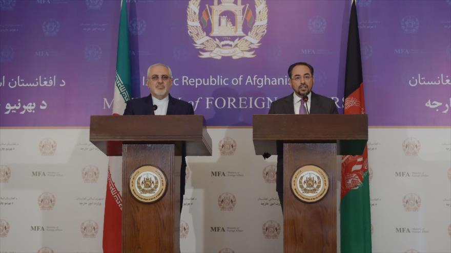 Mohamad Yavad Zarif (izda.), canciller de Irán, y su par afgano Salahuddin Rabani, durante una rueda de prensa conjunta en Kabúl, capital de Afganistán, 7 de mayo de 2017.