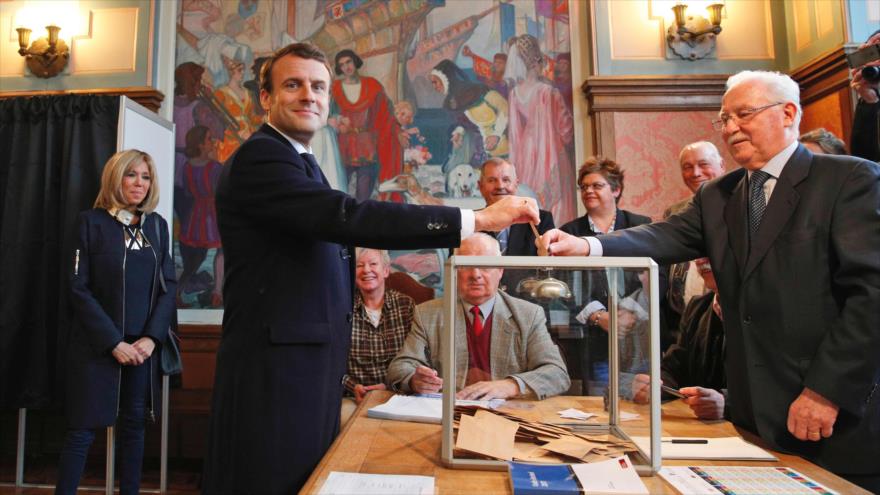 El candidato centrista francés Emmanuel Macron ejerce su derecho al voto en la ciudad de Le Touquet, en el norte de Francia, 7 de mayo de 2017.