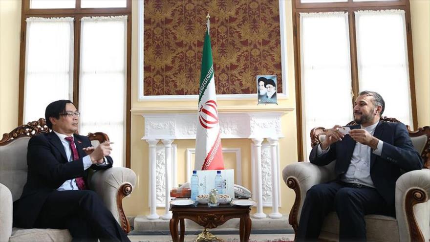 El director general para Asuntos Internacionales del Parlamento iraní, Husein Amir Abdolahian (dcha.), y el embajador de Vietnam en Teherán, Negvin Hung Tach, 7 de mayo de 2017.