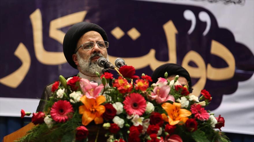 El aspirante a la Presidencia de Irán Ebrahim Raisi ofrece un discurso durante un acto de campaña en Qazvin, 30 de abril de 2017.