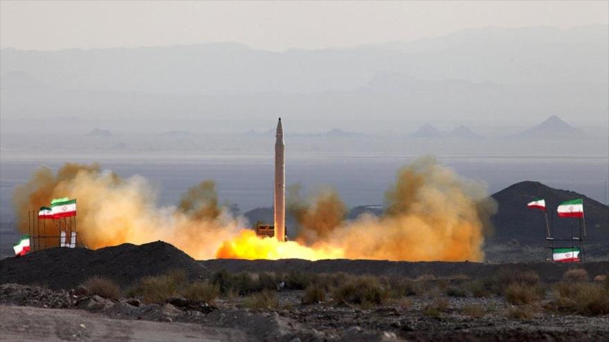 Momento de lanzamiento del misil balístico de medio alcance iraní Qiam.