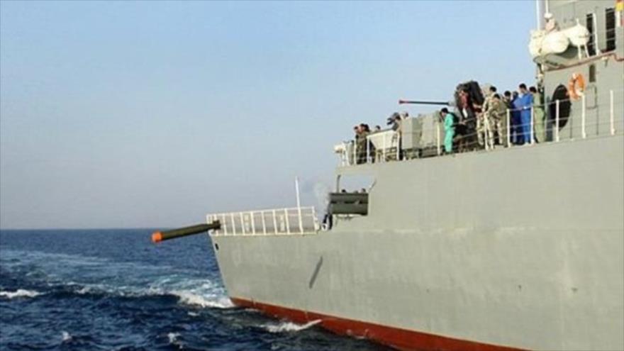 Fuerzas iraníes lanzan un torpedo durante una maniobra naval.